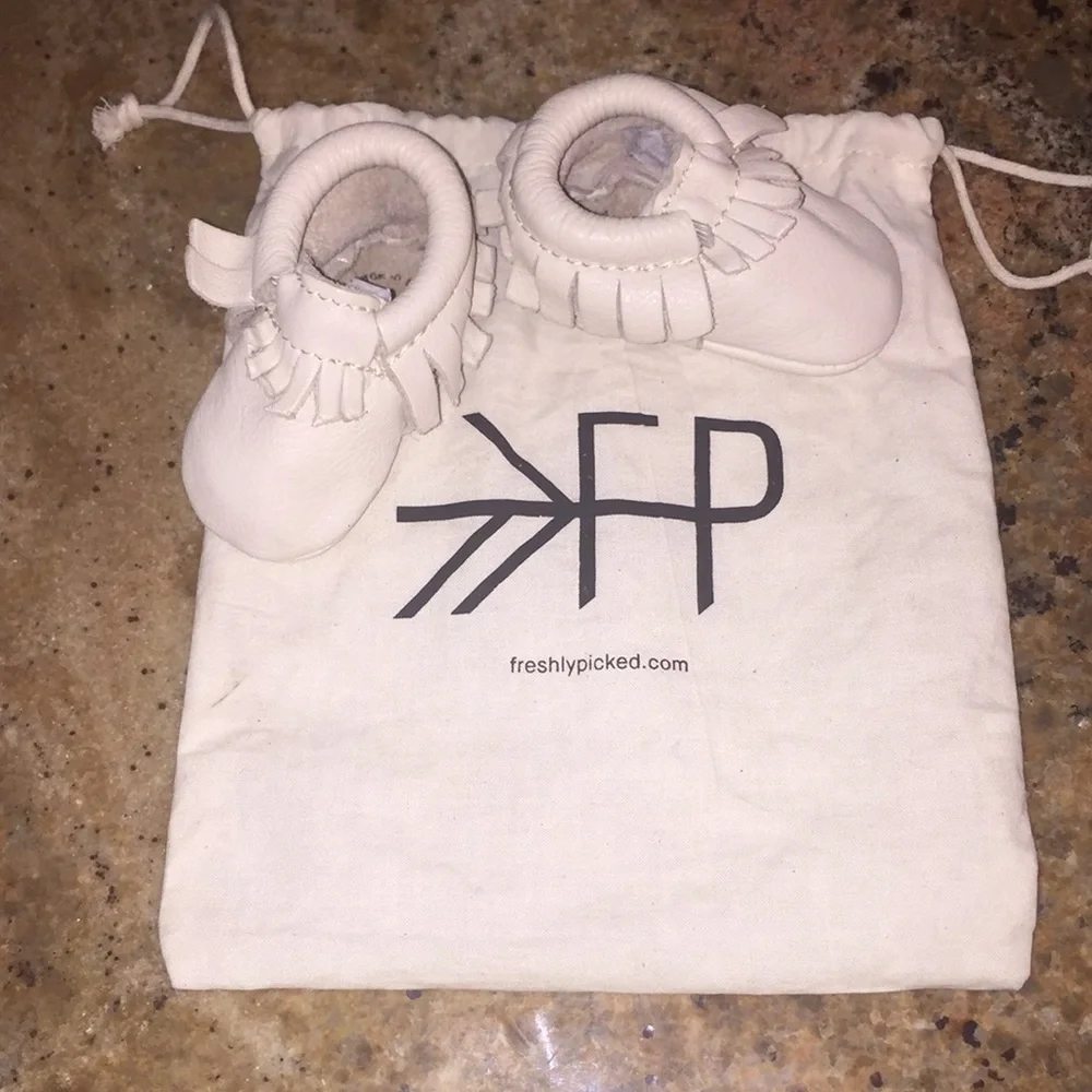 FRESHLY PICKED Newborn soft suede shoes with bag